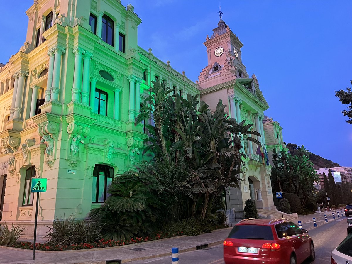 ICOFMA's tweet photo. La sede de @malaga vuelve a iluminarse de verde con motivo del #DiaMundialdelFarmaceutico. #LaCruzVerdeNuncaSeApaga #DMF22 https://t.co/Xqf32WZ5Kn