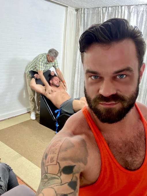 Just another day in the office with @MyFriendsFeet and @mikemonstah ???? https://t.co/s2edopHrNZ