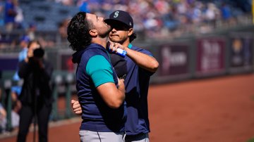 Marco Gonzales sprays sunscreen on Robbie during the standoff.