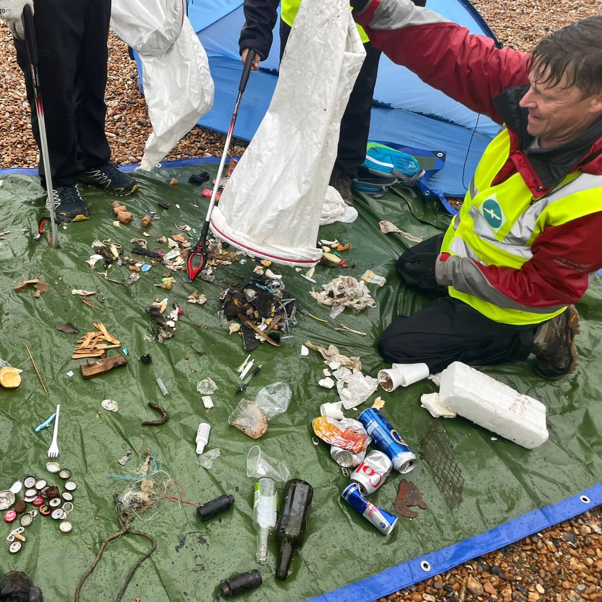StrandlinersCIC's tweet image. #Plasticpollution survey #4 (3 to go)
@MCSuk
 #GreatBritishBeachClean #RockaNore #Hastings
Wet and wetter weather
18 undaunted volunteers
Environmental pollution does not stop for rain
497 items in 100m
Identify &amp;amp; record to stop at source.
#cleaningupisnotenough #dataisevidence