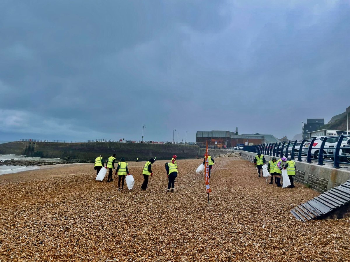 StrandlinersCIC's tweet image. #Plasticpollution survey #4 (3 to go)
@MCSuk
 #GreatBritishBeachClean #RockaNore #Hastings
Wet and wetter weather
18 undaunted volunteers
Environmental pollution does not stop for rain
497 items in 100m
Identify &amp;amp; record to stop at source.
#cleaningupisnotenough #dataisevidence