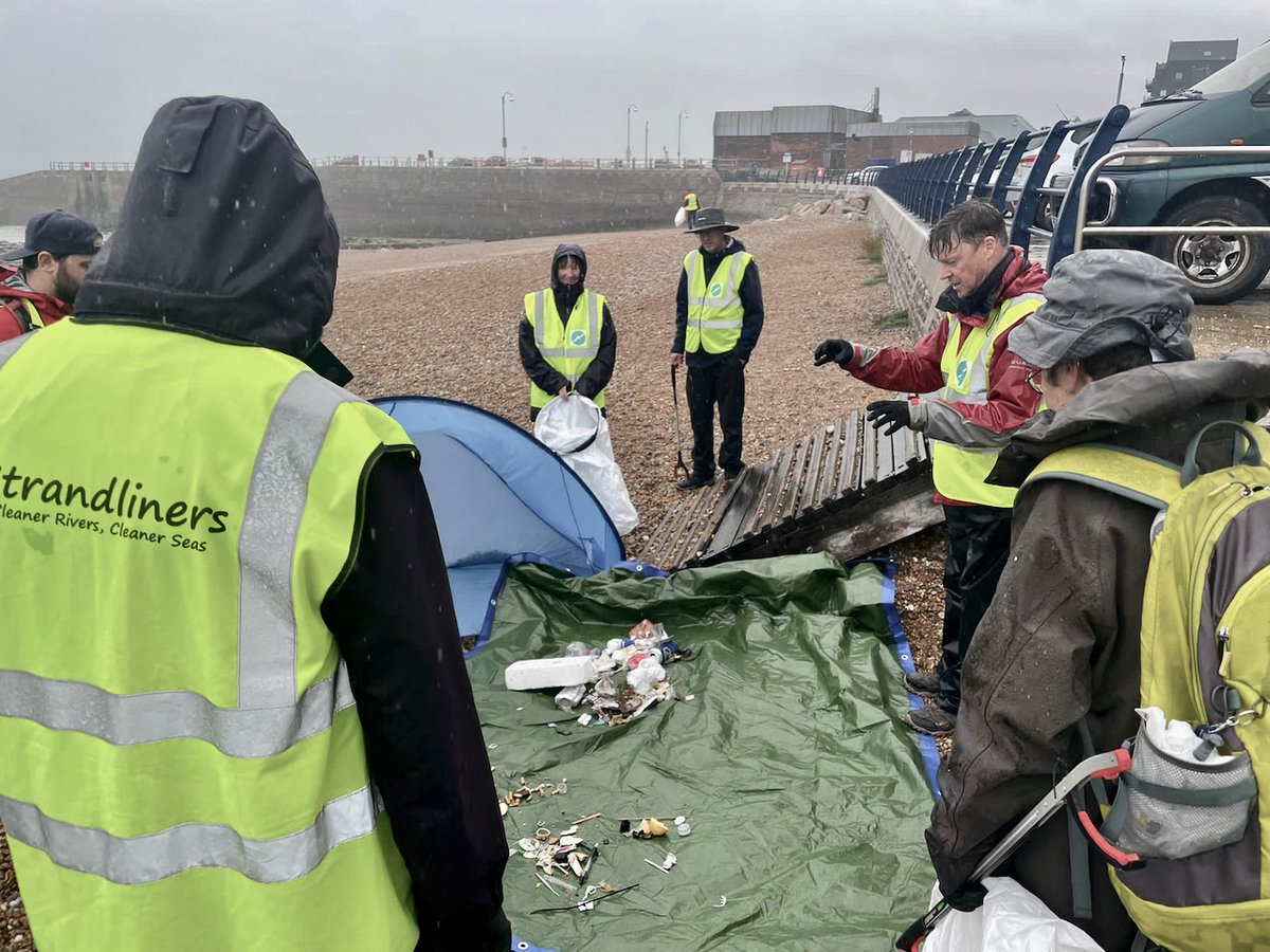 StrandlinersCIC's tweet image. #Plasticpollution survey #4 (3 to go)
@MCSuk
 #GreatBritishBeachClean #RockaNore #Hastings
Wet and wetter weather
18 undaunted volunteers
Environmental pollution does not stop for rain
497 items in 100m
Identify &amp;amp; record to stop at source.
#cleaningupisnotenough #dataisevidence