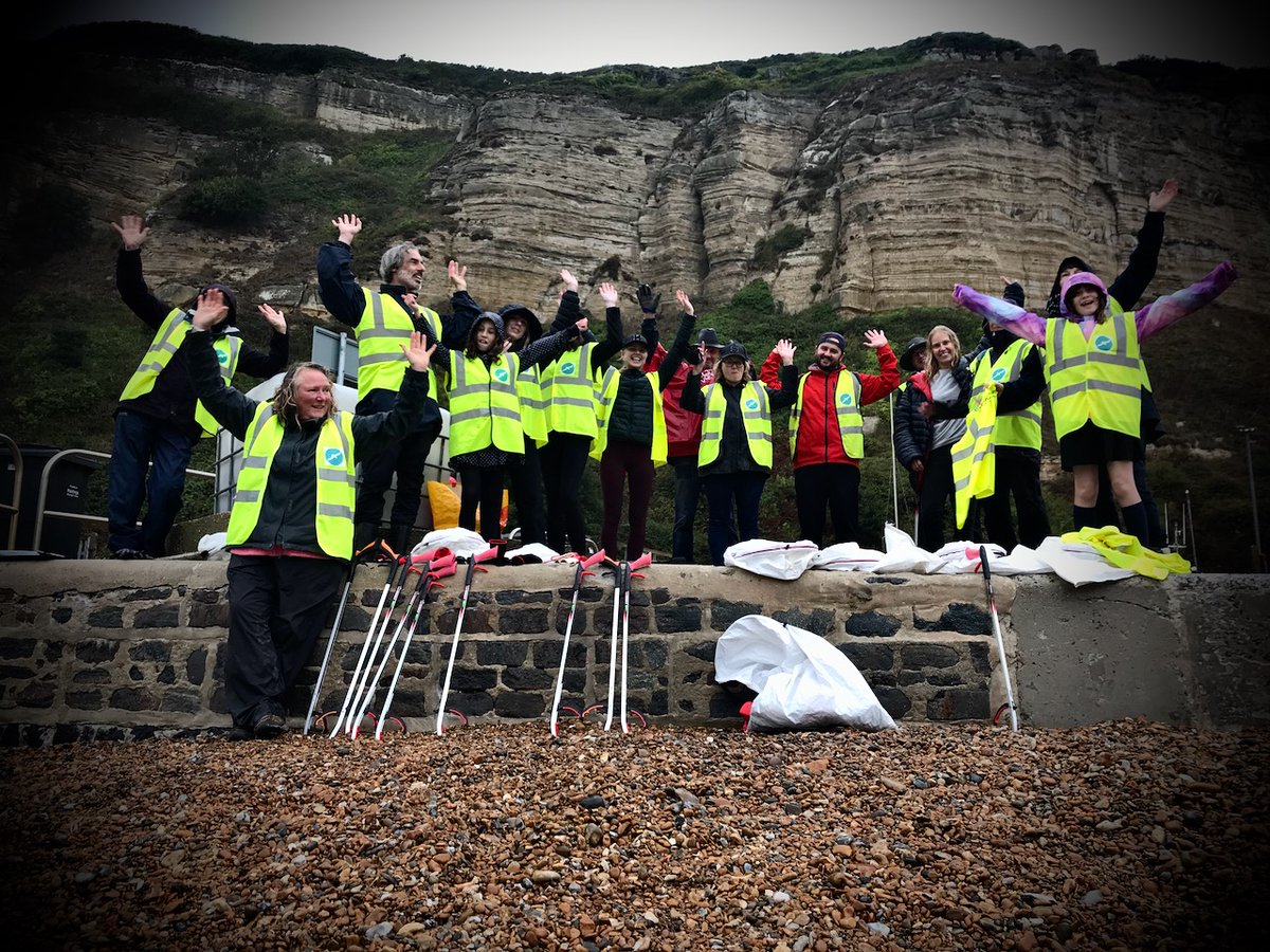 StrandlinersCIC's tweet image. #Plasticpollution survey #4 (3 to go)
@MCSuk
 #GreatBritishBeachClean #RockaNore #Hastings
Wet and wetter weather
18 undaunted volunteers
Environmental pollution does not stop for rain
497 items in 100m
Identify &amp;amp; record to stop at source.
#cleaningupisnotenough #dataisevidence