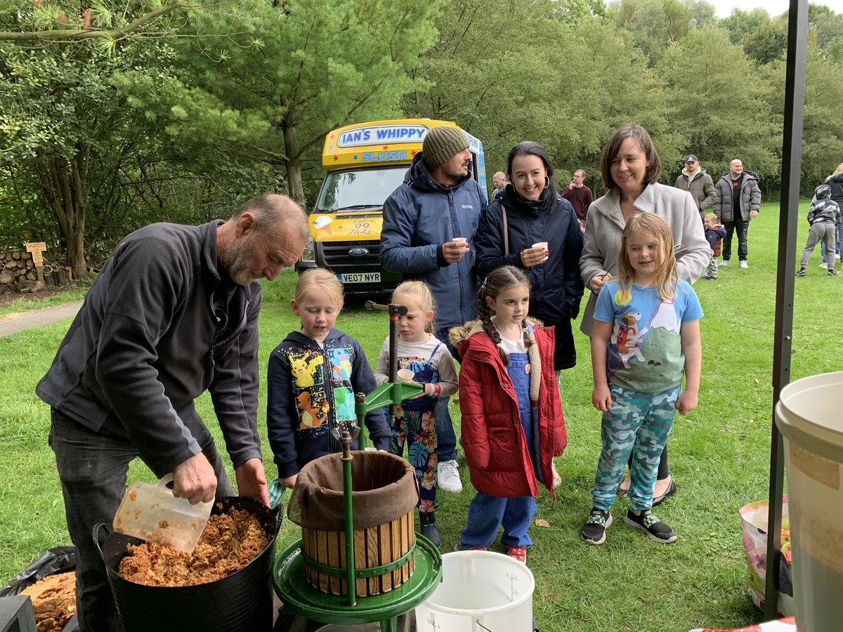 What a cracking time we had at Friends of Egmont Street’s Harvest Festival 🍁 
All apples were picked in Mossley 🍎 the pomace is now on its way to some local, hungry pigs 🐷  
Well organised, well attended and well good. Mossley folk, we proper enjoyed it 😘 <a href="/TNLComFund/">The National Lottery Community Fund</a>
