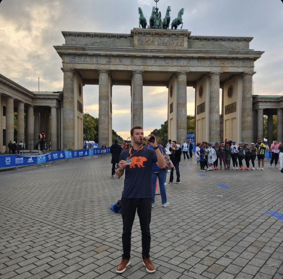 WaddleandSilvy's tweet image. Congrats to Jack Donovan! 
He ran the #BerlinMarathon today in 2:53:39 and dedicated it to Jeff Dickerson. Jack raised money for cancer research through @AmericanCancer. 
Never forget JD &amp;amp; thank you Jack! 
#Bears #DaBears #fuckcancer