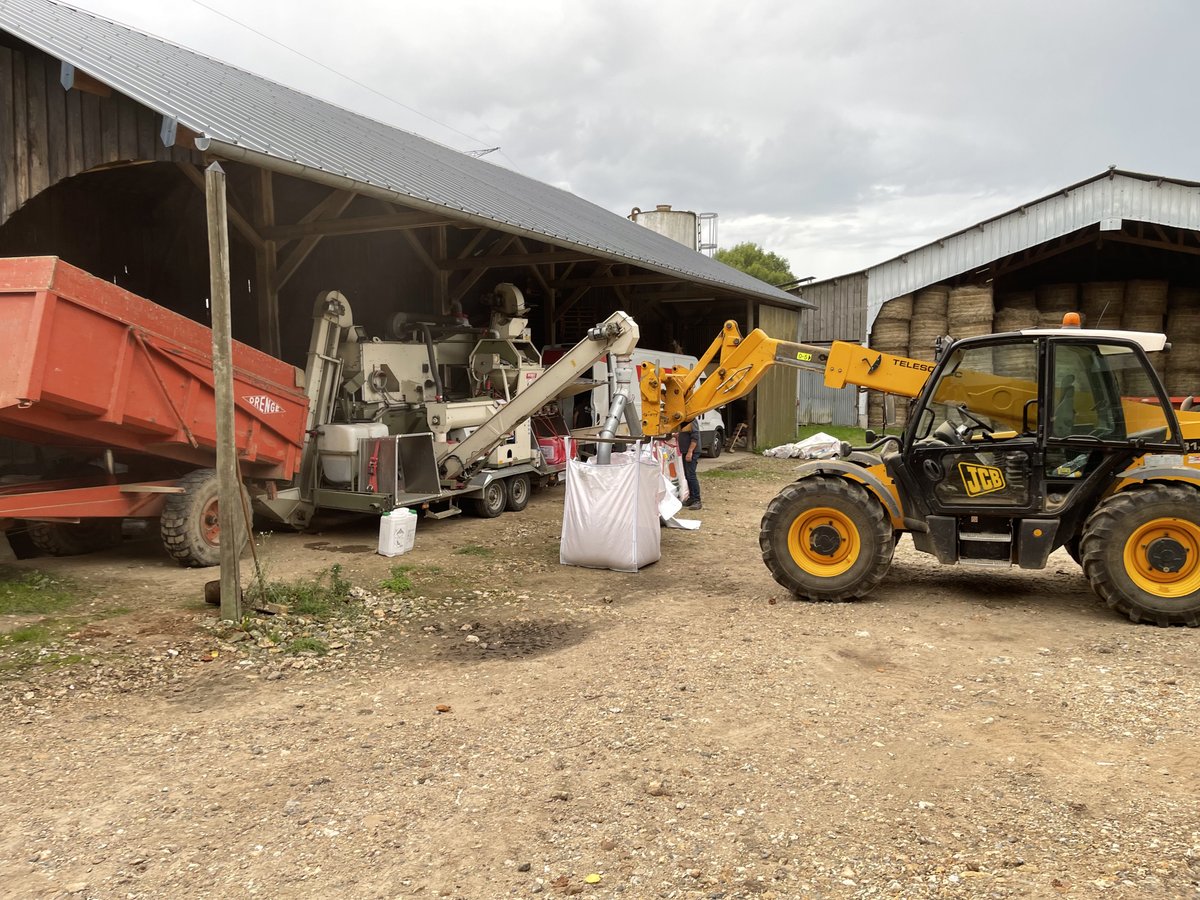 novalis_terra's tweet photo. La qualité de la semence est essentielle, surtout en #ACS. ➡️Gros PMG = + de réserve pour palier au manque de #minéralisation. ➡️#Enrobage/ #Biostimulant/ #Micro-Ferti/#Fertilisation localisée
@PaulRobertAgro #Agriculture https://t.co/TidjYvOxrl