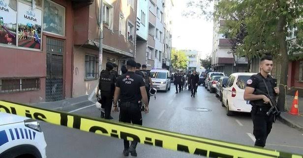 İstanbul Bağcılar'da bir kişi annesinin kafasını kesip önce balkondan insanlara gösterdi, sonra aşağı fırlattı.