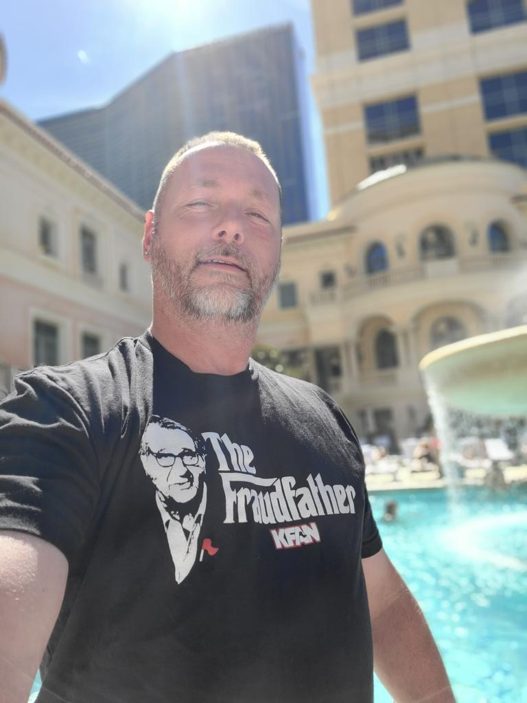 ImmortalLarock's tweet photo. @KFANRosen when in Vegas bring the Fraudfather with you! https://t.co/ekIrjHPTR4