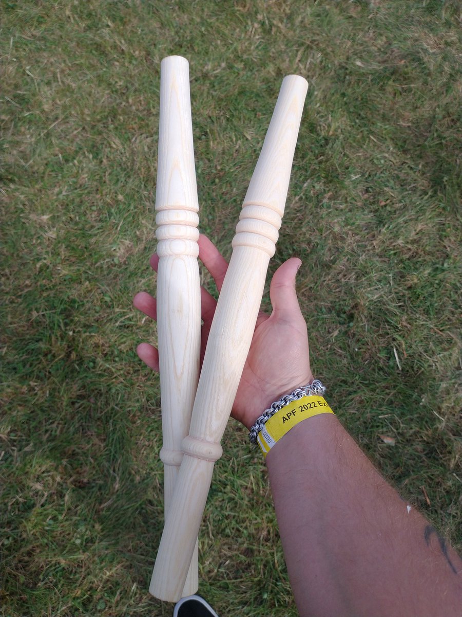 Some action shots of the polelathe racing. 14 minutes and two Windsor chair legs. #heritagecrafts #greenwoodcarving #woodturning