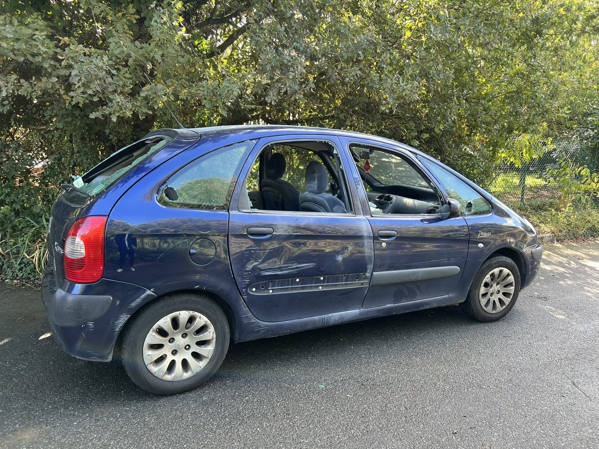 BourlieuxJimmy's tweet photo. Ce soir, je pense à Bruno, excellent camarade du service de sécurité du @RNational_off de Bretagne, dont la voiture a été saccagée par des ordures antifas à Rennes. Honneur à nos DPS ! 💪🇫🇷 https://t.co/E4bGKcOfmq