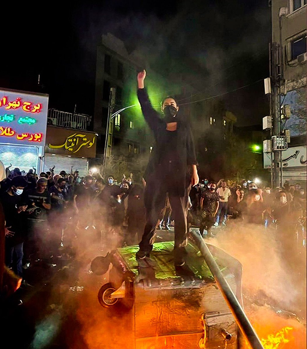 Tras dos semanas de protestas, las mujeres iraníes siguen en las calles, resistiendo y peleando por sus derechos hasta que caiga la dictadura. Esta imagen va a recorrer el mundo, algo que era impensado hace varías décadas.