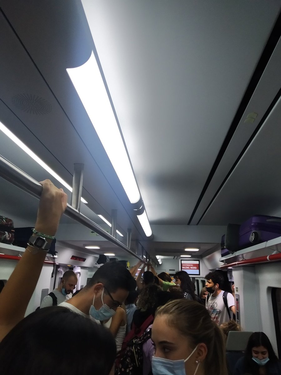 Prukogi2's tweet photo. Poseu els abonaments gratis perquè no es queixem de la situació d'amuntegament vergonyosa que ja existia abans de ser gratuït el "servei" de rodalies Valencia? 
Foto d'esta vesprada en la línia C6 durant tot el recorregut, on gent no ha pogut ni pujar-hi. @Indignats_Renfe @Renfe https://t.co/USRXEuIOiE