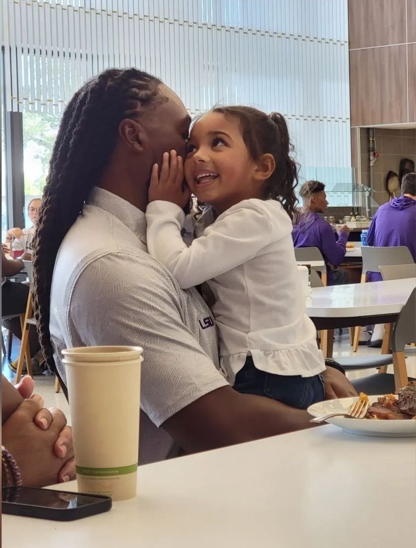 I love food 🤤. I love winning 🏆. And I DEFINITELY Love my Family 👨‍👩‍👧‍👦 (LSU fam included 🐯). And when I get to experience all of the above, everyone is happy! Thats what makes VICTORY BRUNCH so special 🧇🥓🦞🦀! What a blessing! *Salute @SuperiorFrakes (put yall foot in it!)