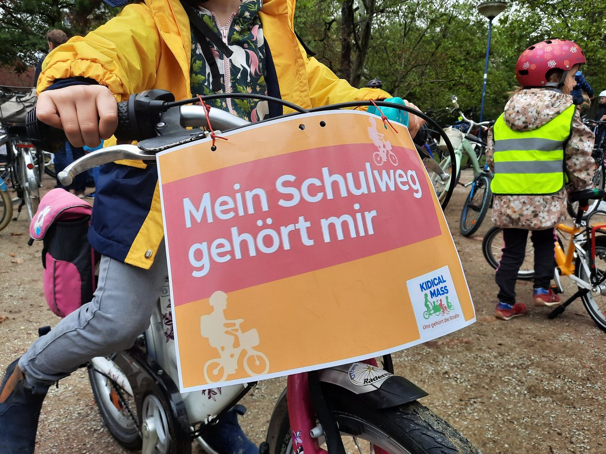 nosoperi's tweet photo. Viel Freude @kidicalmassOf meets @kidicalmassFfm 🥰🥰 so ein schönes Gefühl der Verbundenheit: Fahrrad fahren für alle überall! #radentscheidOF #verkerswendeHessen https://t.co/TFy8PrRXtk