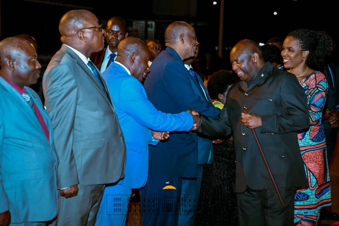 Le Président de la République SE Evariste #Ndayishimiye, accompagné par la Première Dame du #Burundi, vient d'arriver à l'aéroport international Melchior_Ndadaye de Bujumbura au retour d’une mission de travail à New York où il a pris part aux travaux de l’#UNGA77.
