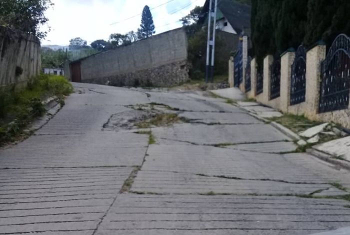 ExpresateBqto's tweet photo. Las vías de acceso a Cubiro se encuentran deterioradas y los habitantes de esta importante población denuncian que desde la llegada de “la revolución” la carretera principal no ha recibido mantenimiento ni plan de asfaltado. https://t.co/Q4M7TrgGVg