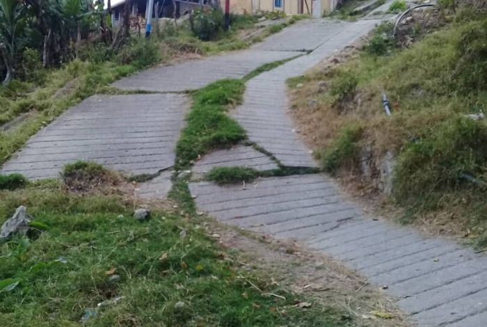ExpresateBqto's tweet photo. Las vías de acceso a Cubiro se encuentran deterioradas y los habitantes de esta importante población denuncian que desde la llegada de “la revolución” la carretera principal no ha recibido mantenimiento ni plan de asfaltado. https://t.co/Q4M7TrgGVg