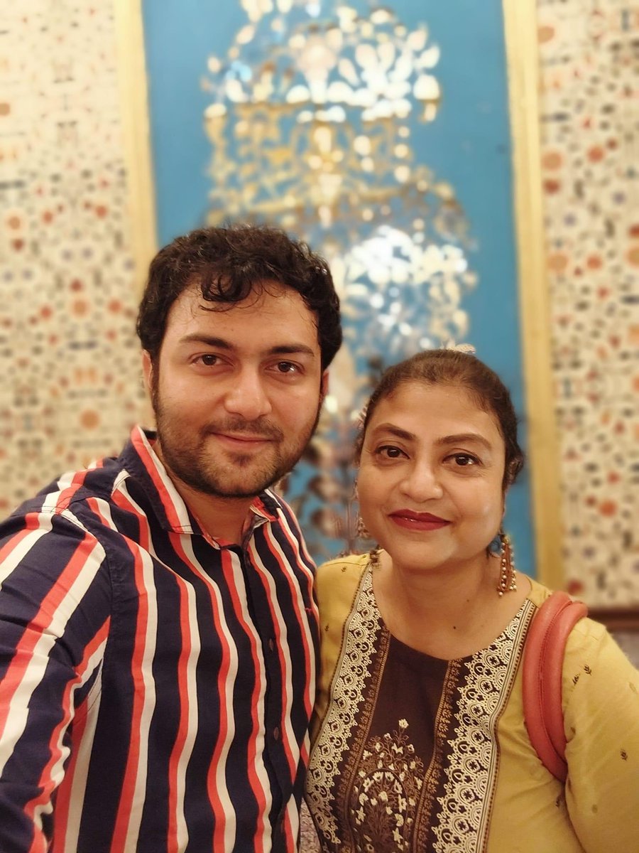 hrridanc's tweet photo. Sudden planned for a nearby pandal hopping with my maa 😍 #suddenplan #Mahalaya2022 #motherson #SelfieSunday https://t.co/doUbDYXOag