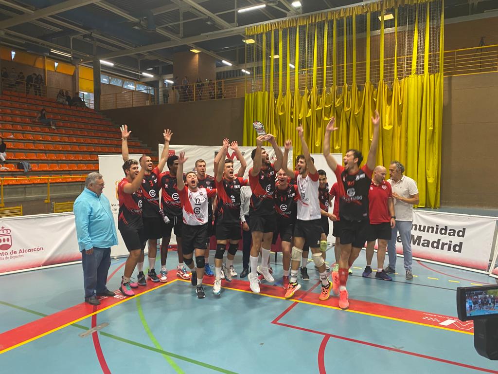 voleypinto's tweet photo. Hoy nos acostaremos con una enorme sonrisa.. Somos campeones de la Copa Comunidad de Madrid! Brillante 3-0 sobre un enorme @VoleibolLeganes 

@AytoPinto @GrupoEgido @epinto_digital @FMadridVB https://t.co/mmDnJyrQ9Q