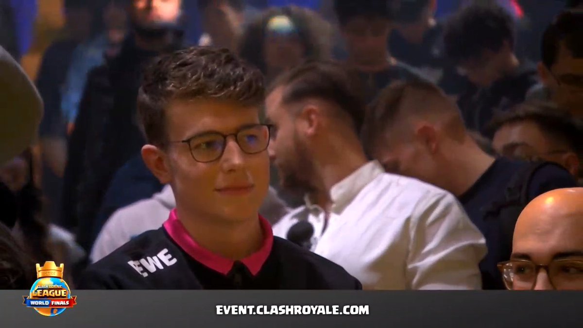 El doctor: No puedes sentir tanta tristeza al ver una sola foto
 La foto: 😔😔