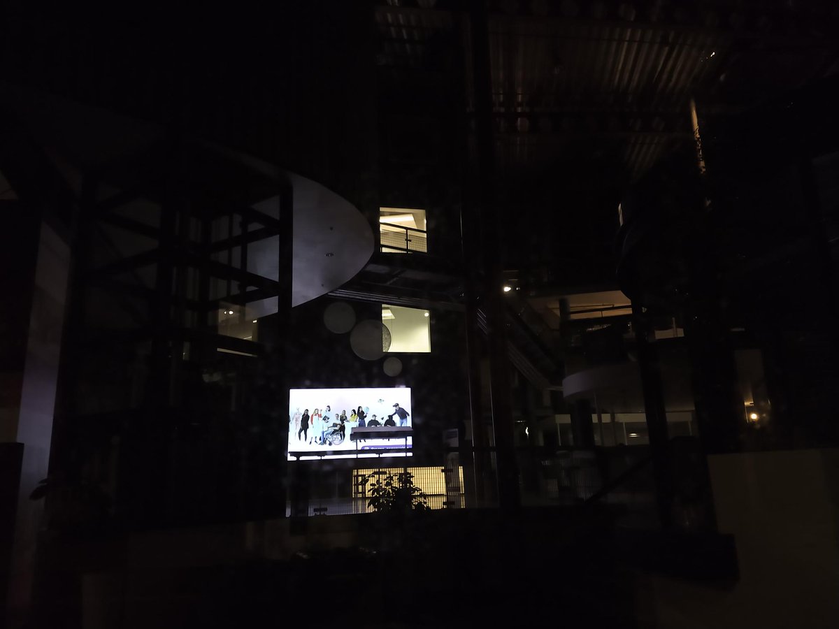 leinkunst's tweet photo. @rwcpeters @D66Utrecht @MatthijsSienot Wie betaalt de energierekening van opleidingsgebouwen? Bij @ROC_MN (Vondellaan) brandt al jaren een enorm scherm binnen dag en nacht, in diverse lokalen is het licht nooit uit, gesloten parkeergarage 's nachts hel verlicht. Al diverse keren bij ze gemeld, nooit reactie. https://t.co/0LOxJfUd0J