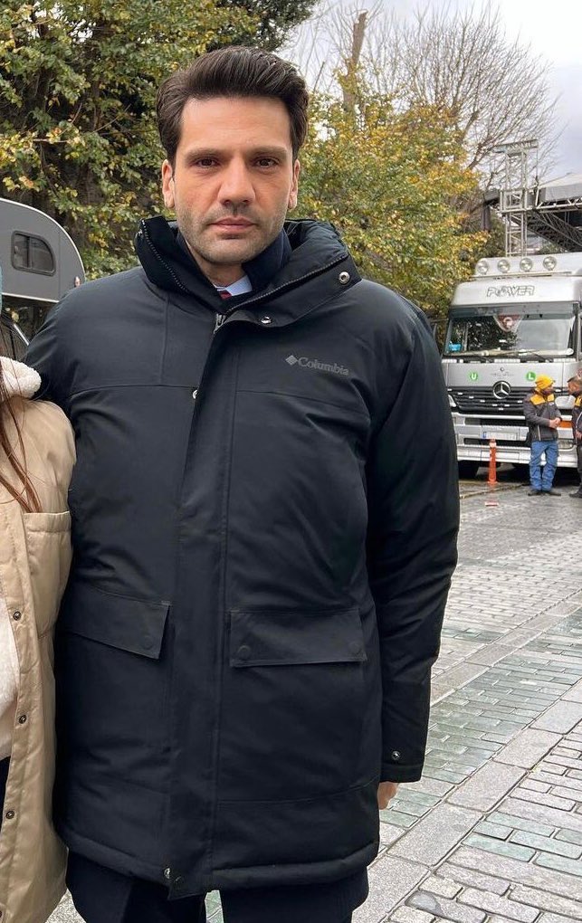 yeterbebiktik's tweet photo. bu soğukta crop + tayt giyip peri kızı gibi süzülen kızların yanında benim giyim https://t.co/H5oEmjMtnb