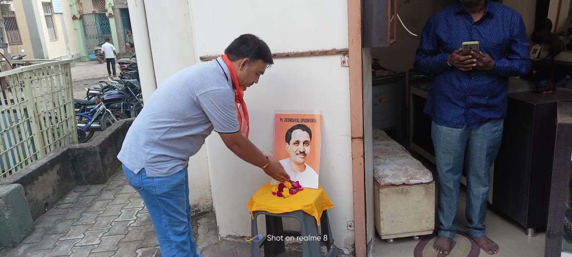 desaipranjalbjp's tweet image. આજે ભાવનગર પૂર્વ વિધાનસભાના પીરછલ્લા વોર્ડમાં બુથ નંબર: 134 તથા 138 માં પંડિત દીનદયાળ ઉપાધ્યાયજી ની જયંતિ નિમિતે પુષ્પાંજલિ અર્પણ કરી માનનીય પ્રધામંત્રીશ્રી @narendramodiજી નો #ManKiBaat કાર્યક્રમ સંભાળ્યો.
@bjpforbhavnagar @DrRajeevPandya 
#AntyodayaKePathPar 
#BJP4Bhavnagar