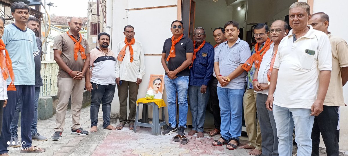 desaipranjalbjp's tweet image. આજે ભાવનગર પૂર્વ વિધાનસભાના પીરછલ્લા વોર્ડમાં બુથ નંબર: 134 તથા 138 માં પંડિત દીનદયાળ ઉપાધ્યાયજી ની જયંતિ નિમિતે પુષ્પાંજલિ અર્પણ કરી માનનીય પ્રધામંત્રીશ્રી @narendramodiજી નો #ManKiBaat કાર્યક્રમ સંભાળ્યો.
@bjpforbhavnagar @DrRajeevPandya 
#AntyodayaKePathPar 
#BJP4Bhavnagar