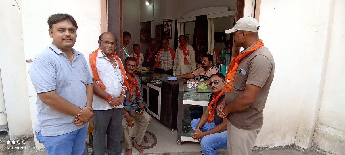 desaipranjalbjp's tweet image. આજે ભાવનગર પૂર્વ વિધાનસભાના પીરછલ્લા વોર્ડમાં બુથ નંબર: 134 તથા 138 માં પંડિત દીનદયાળ ઉપાધ્યાયજી ની જયંતિ નિમિતે પુષ્પાંજલિ અર્પણ કરી માનનીય પ્રધામંત્રીશ્રી @narendramodiજી નો #ManKiBaat કાર્યક્રમ સંભાળ્યો.
@bjpforbhavnagar @DrRajeevPandya 
#AntyodayaKePathPar 
#BJP4Bhavnagar