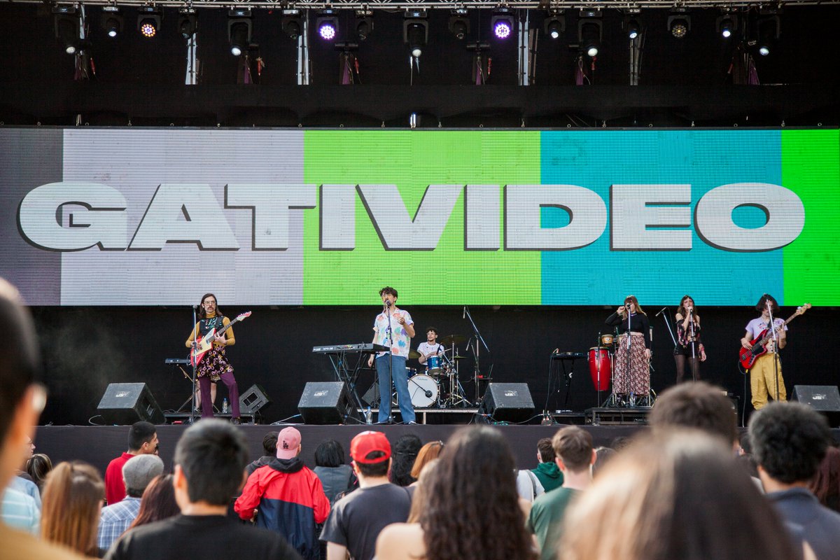 💥 Ayer en el Escenario Juana Azurduy 🎸 Cantamos, bailamos y, sí, nos emocionamos junto a Chacón Durañona Gómez, <a href="/gati_video/">Gativideo</a> y <a href="/elzarmusica/">elzar 💚</a>  . ❤️

Hoy desde las 15.30 h te espera otro #Domingueo 🙌 con <a href="/somoslosbesos/">los besos</a>  <a href="/HugoLobo1/">Hugo Lobo</a> y Tilsa. ¡Vení! 
#FlorDePrimavera 🌸