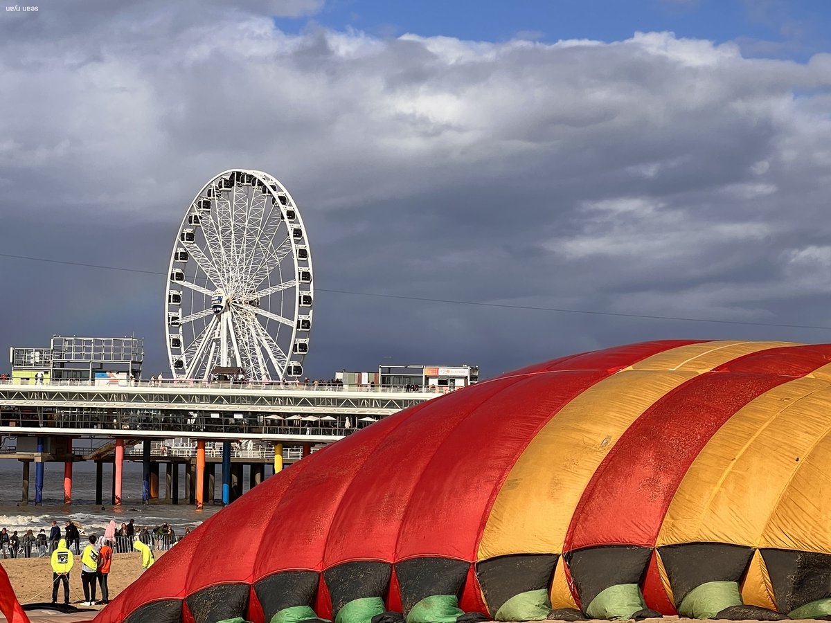 blearytheory's tweet photo. Giant kite at rest near big wheel
#kite #bigkite #kitefestival 
#scheveningen #scheveningenkite #scheveningenfestival #beach #monster #monsterkite https://t.co/hITeVUpbRG