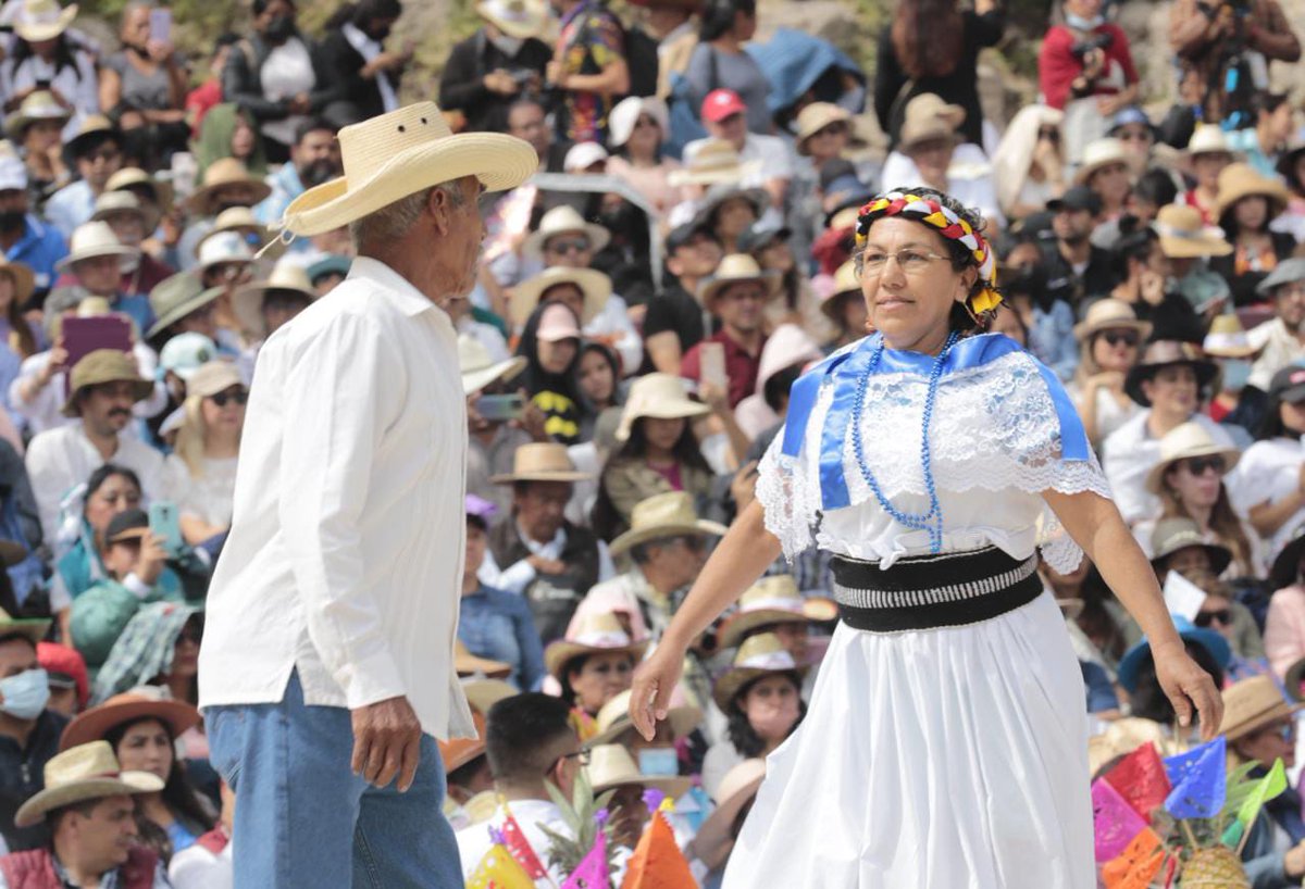 MBarbosaMX's tweet photo. Sigamos conservando nuestras tradiciones, agradezcamos a la gente, y a los artesanos que participaron, por todo el trabajo y tiempo dedicado para poder celebrar el festival #HueyAtlixcáyotl2022. #LaFiestaGrandeDeAtlixco. https://t.co/DSV9j9d0n5