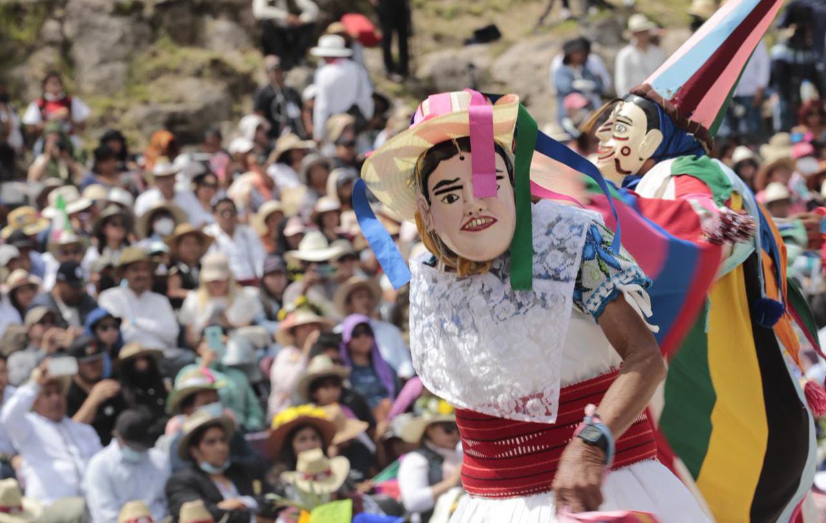 MBarbosaMX's tweet photo. Sigamos conservando nuestras tradiciones, agradezcamos a la gente, y a los artesanos que participaron, por todo el trabajo y tiempo dedicado para poder celebrar el festival #HueyAtlixcáyotl2022. #LaFiestaGrandeDeAtlixco. https://t.co/DSV9j9d0n5