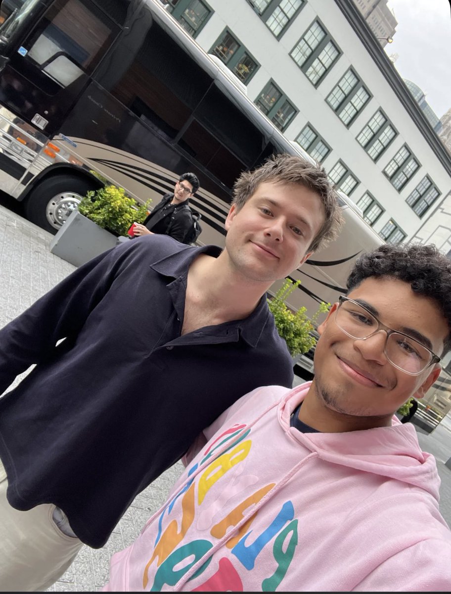 TweakyAverage's tweet photo. @AlecBenjamin https://t.co/TUETGXF1PL