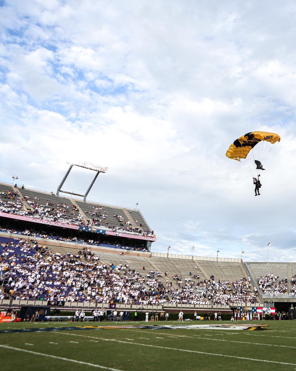 Got some pretty cool photos of the parachute jump from @ArmyGK at East Carolina yesterday.