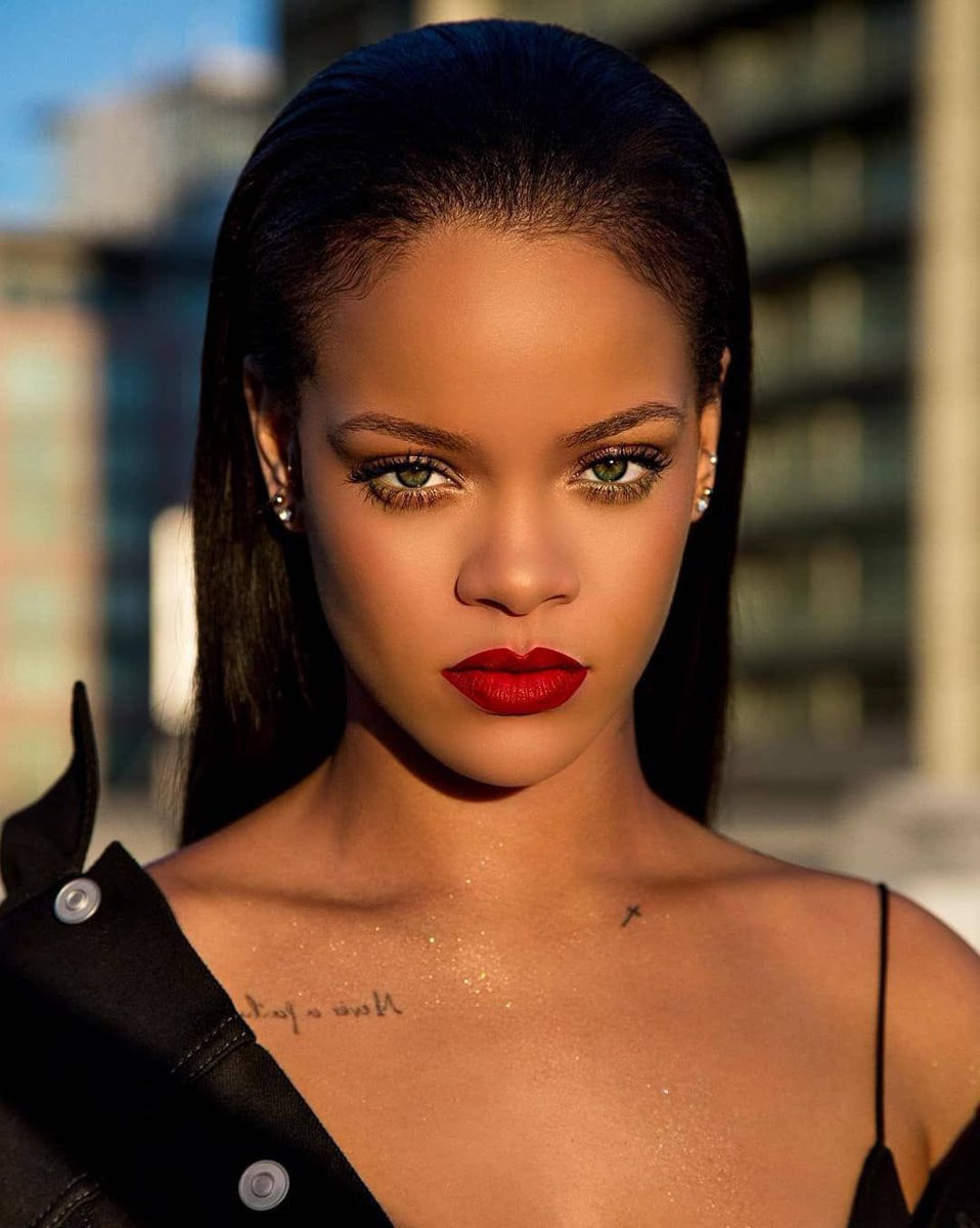 poptime's tweet photo. 🚨 ISSO NÃO É UM TESTE!

Rihanna será a headliner do show de intervalo do “Super Bowl 2023” e consecutivamente, confirma seu comeback para música no início do ano que vem! https://t.co/DFNY27E0JE