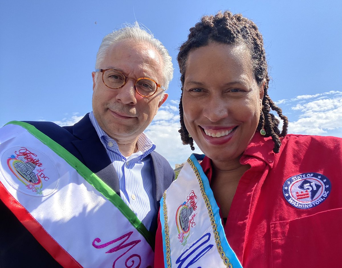 Porté con orgullo la bandera nacional en el corazón de Washington, durante el desfile <a href="/FiestaDCOficial/">FIESTADC</a>, en Constitution Avenue. Muchas gracias por su hospitalidad a la alcaldesa <a href="/MayorBowser/">Mayor Muriel Bowser</a>, <a href="/jackiereyesdc/">Jackie Reyes Yanes #DCValues</a>, <a href="/EduPerdomoDC/">Eduardo Perdomo</a> 
y <a href="/TalamanteDC/">Tomás Talamante</a>