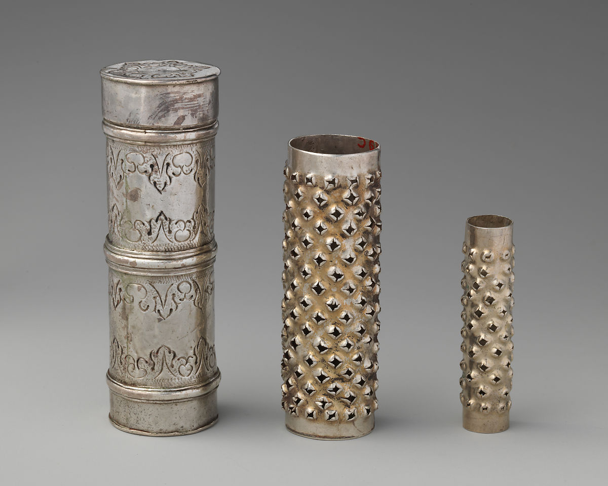 recollections's tweet photo. 19th century spicy trinkets: Nutmeg graters - https://t.co/8F0IcvcxRF Many 18th and 19th century women carry nutmeg graters in their pockets, but whatever for?? https://t.co/hn1MLx7iyp