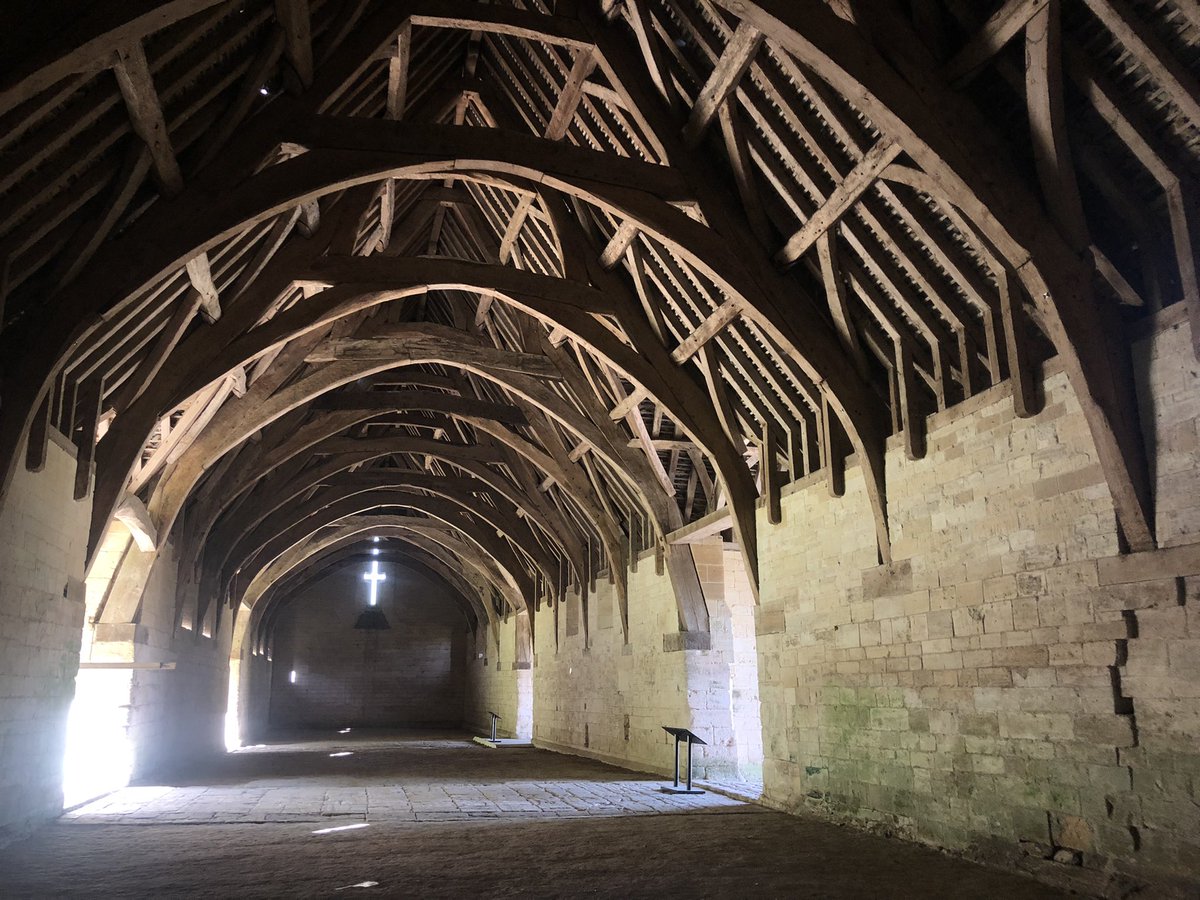 GiselleKiraly's tweet image. This place is from the 1330s… and with the original roof 💅🏼 #tithebarn @EnglishHeritage #medieval