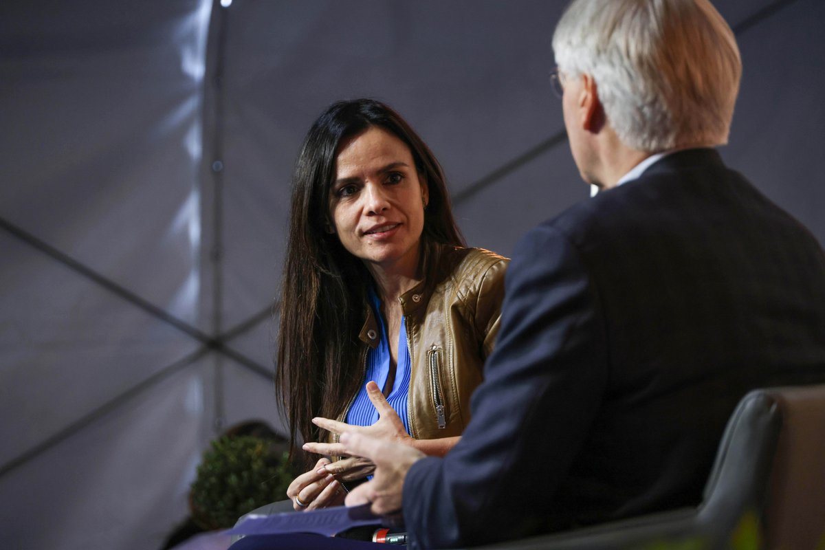 abollis's tweet photo. Sul palco di #Librixia con Mariangela Pira di @SkyTG24 , venuta a #Brescia per presentare il suo "Il mondo nuovo" ( @chiarelettere ) pieno di dati, testimonianze e spiegazioni sui temi internazionali e italiani di attualità economica, politica, sociale 👍 https://t.co/sA8CeEoueR