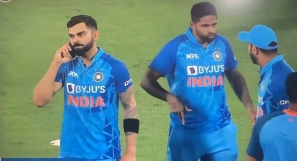 ishaansingh21's tweet photo. #OreoAgain #MSDhoni #INDvAUS #ViratKohli𓃵 #T20WorldCup2022
Nhi Mahi Bhai Vamika abhi Oreo nhi khati... https://t.co/xuWsU0C2kl