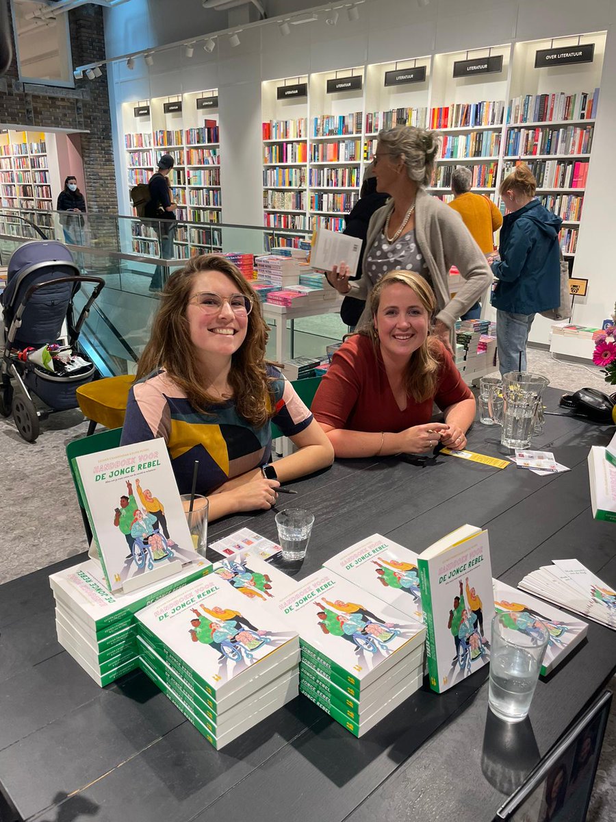 Ezsther's tweet image. Dit was zo’n bijzondere dag ❤️ Ons eigen boek gelanceerd en - heel vaak - gesigneerd #lifegoals hoor (en nu vet spannend wat mensen die het gaan lezen er 
van vinden)