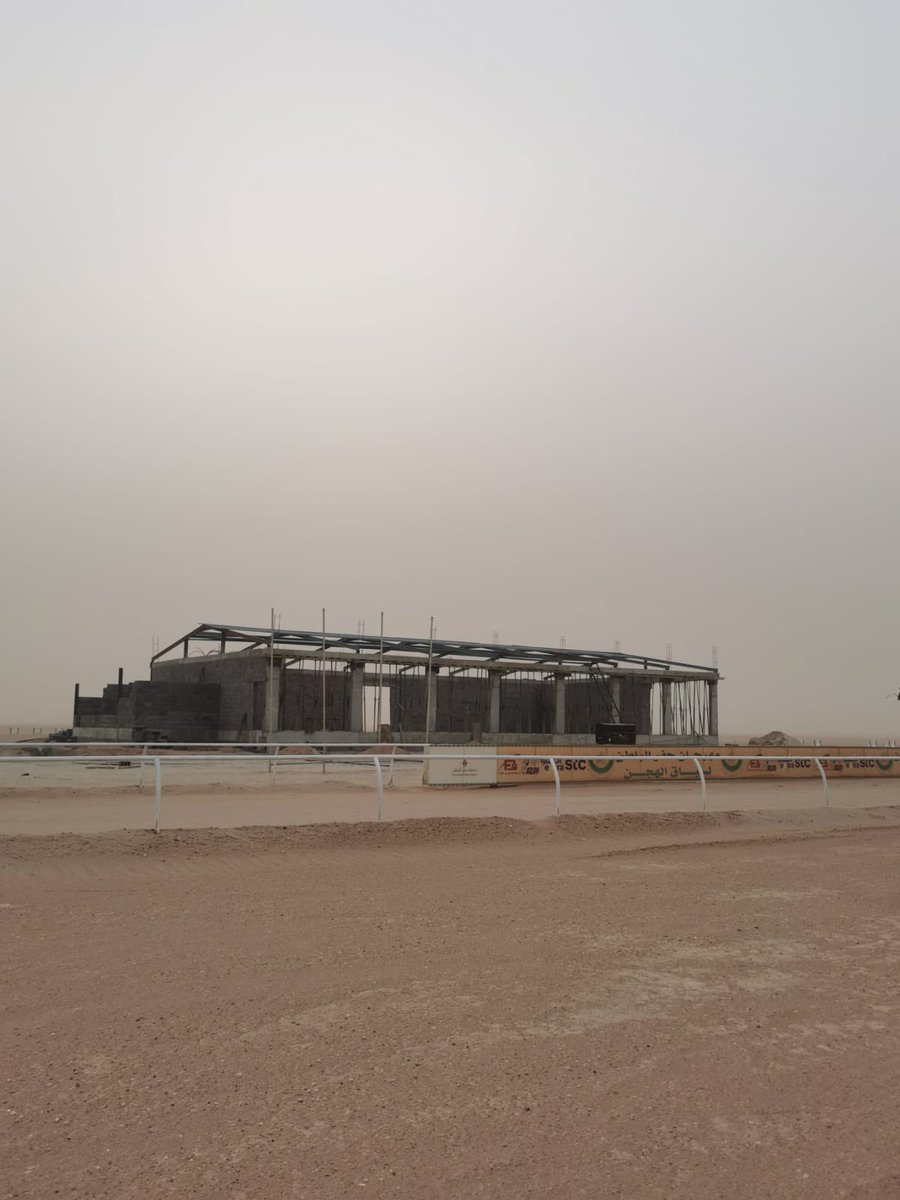 بتوجيهات ودعم من سمو محافظ حفر الباطن الامير منصور بن محمد بن سعد ال سعود جاري العمل على تجهيز منصة ميدان حفر الباطن للهجن لتكون نموذج مشرف لهذه الرياضه .