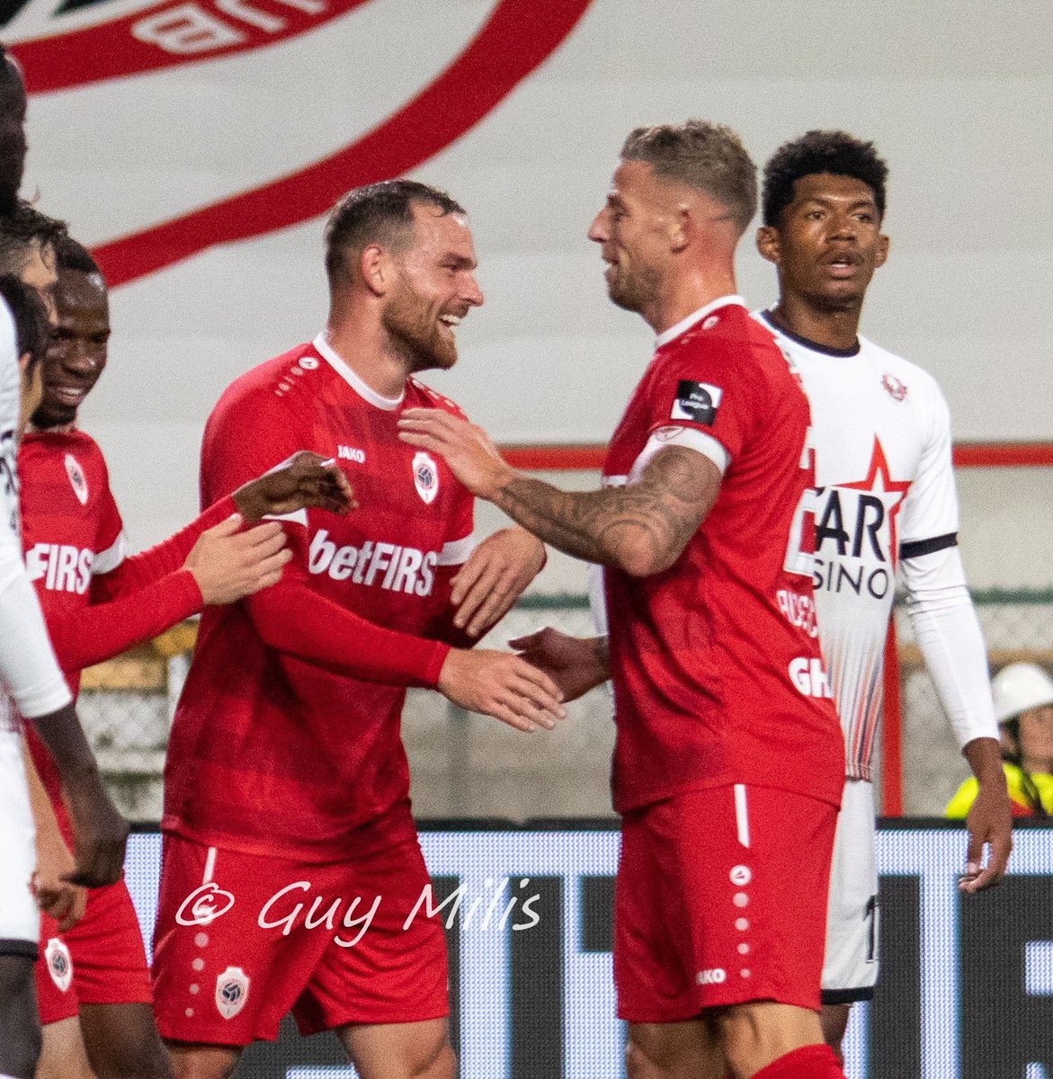 GuyMilis's tweet photo. @official_rafc zend terug zijn zonen uit! @AlderweireldTob &amp; @vincentjanssen tegenover elkaar in de derby der lage landen #nedbel #UEFANationsLeague https://t.co/uDVWpevumD
