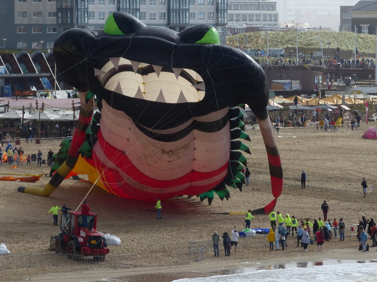 blearytheory's tweet photo. Kite festival at Scheveningen beach #kite #bigkite #kitefestival 
#scheveningen #scheveningenkite #scheveningenfestival #beach #monster #monsterkite https://t.co/rUfRiAdNCi