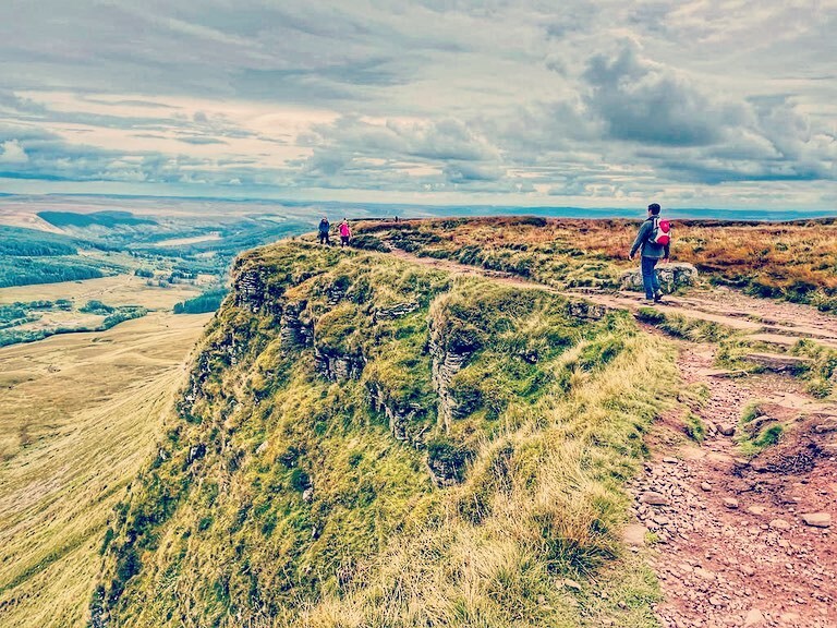 A pleasant day’s walking the Brecon Beacons Horseshoe apparently bagging 6 peaks in total. 

#breconbeacons #penyfan #fanybig #cribyn #corndu #craiggwauntaf #rhiwyrysgafarnog #cefncul #wales #mountains #walking #views #summitbagging instagr.am/p/Ci8I1bZNVnQ/