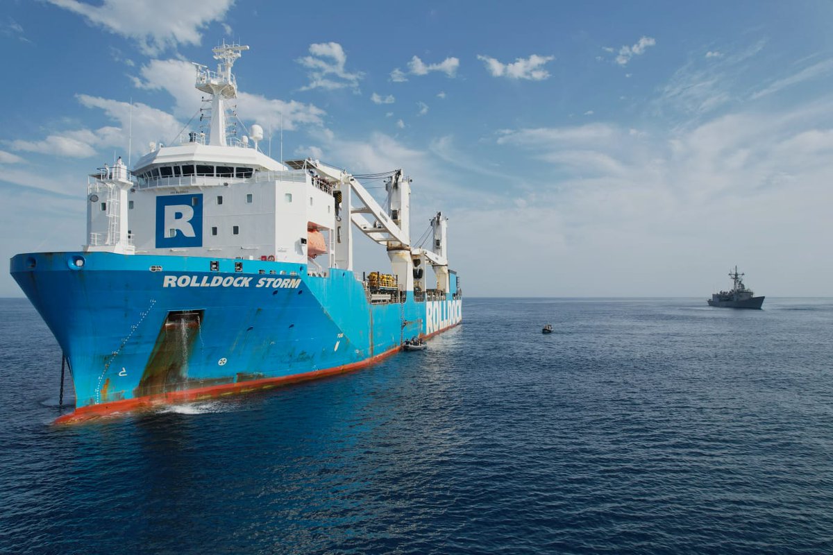 Armada_esp's tweet photo. La fragata #Canarias realiza un ejercicio de abordaje cooperativo al mercante #RolldockStorm en las #MAR22. La colaboración de los buques mercantes para nuestro adiestramiento es esencial para hacer el ejercicio sobre una plataforma lo más realista posible.
#SomosLaArmada🇪🇦⚓ https://t.co/mj0Ljy3cXS