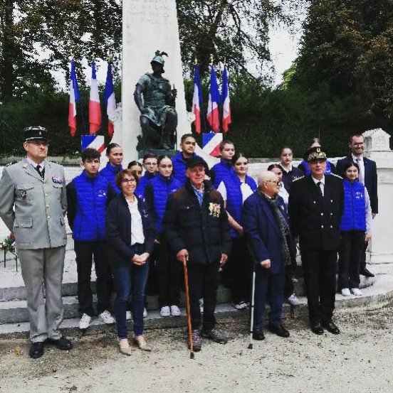 ESSJC43's tweet image. La Classe Défense SJC43 du site A.M.Martel effectuait sa première sortie à l'occasion  de l'hommage national aux Harkis et forces supplétives.
Bien préparés par Mathieu LE VERGE  Directeur de l'ONAC, ils ont retrouvé avec plaisir Mrs ABDAOUI et DOUAKA.
