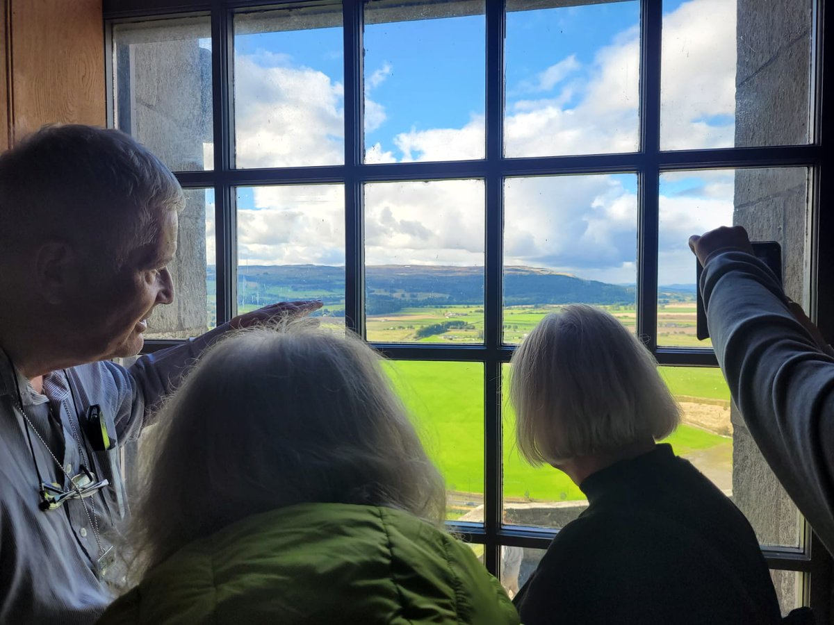 thbaketal's tweet image. Why hire a tourist guide? The view from Stirling castle direction West; the fertile fields used to be an unpassable bog, explaining Stirling&apos;s crucial position between the Highlands &amp;amp; Central Valley. This is where a guide comes in, explaining the past, interpreting the present.