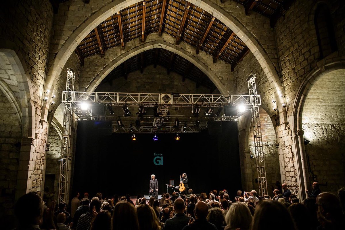 FlamengiF's tweet photo. Ahir amb les entrades exhaurides, la barcelonina #maytemartin va fer-se seu l'Auditori de la Mercè.

Un escenari nu que s'omplia de la seva sensibilitat única, de sons flamencs i clàssics. 💕 https://t.co/1gNzI5dFZC